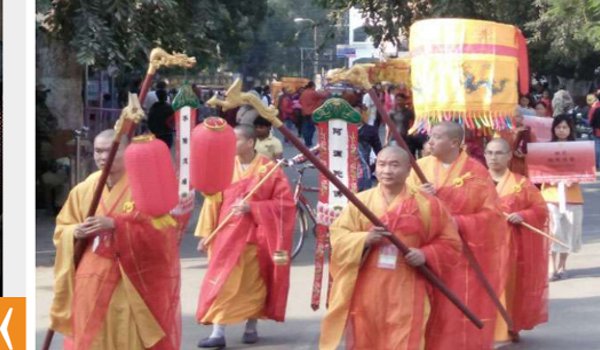 चाइनीज बुद्धिस्ट फेस्ट में चीन से पहुंचे बौद्ध भिक्षु, निकाली धर्म यात्रा चाइनीज बुद्धिस्ट फेस्ट में चीन से पहुंचे बौद्ध भिक्षु, निकाली धर्म यात्रा