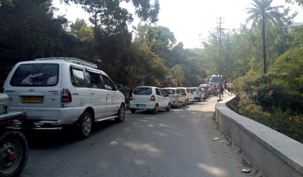 jam on gurushikhar road in mount abu