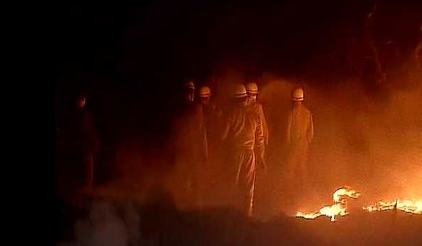 दिल्ली के मुंडका इलाके में कबाडी बाजार में भीषण आग