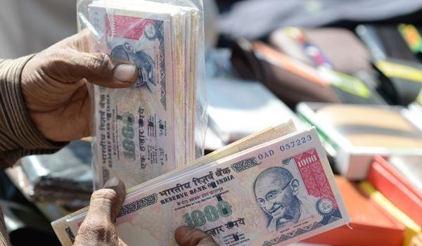 नेपाल : पांच सौ रुपए में बिक रहा हजार का नोट