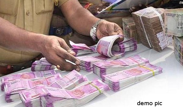 पुलिस ने कार से बरामद किए 8.5 लाख रूपए, सारे नए नोट शामिल