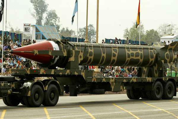 पाक के पास 130-140 परमाणु हथियार, F-16 भी हमले के लिए तैयार पाक के पास 130-140 परमाणु हथियार, F-16 भी हमले के लिए तैयार