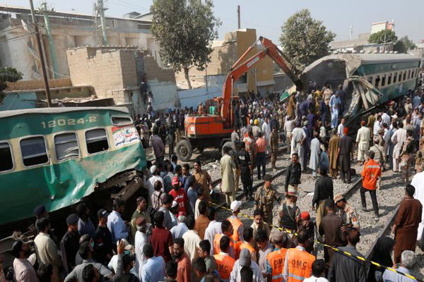 पाकिस्तान में दो ट्रेनों में टक्कर, 19 लोगों की मौत