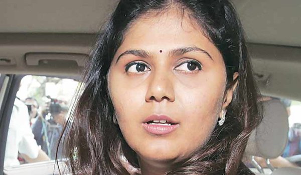 बड़े नोटों की तरह राकांपा को भी राजनीति से बाहर कर दो : पंकजा मुंडे बड़े नोटों की तरह राकांपा को भी राजनीति से बाहर कर दो : पंकजा मुंडे