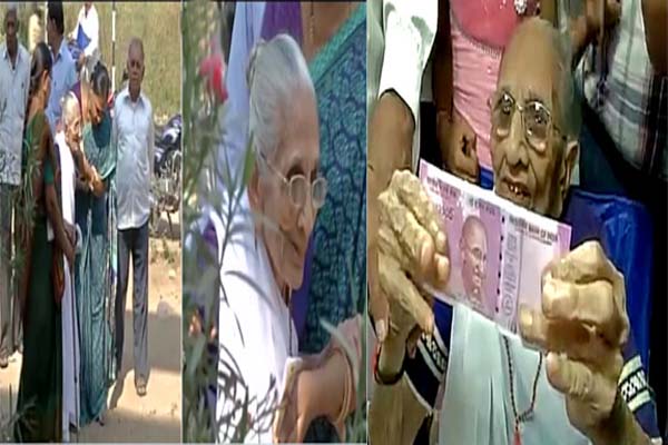PM मोदी की मां हीराबेन ने लाइन में लगकर बदलें पुराने नोट