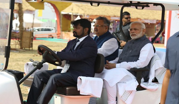प्रधानमंत्री ने मुख्यमंत्री के साथ विशाल शिल्प ग्राम का अवलोकन किया प्रधानमंत्री ने मुख्यमंत्री के साथ विशाल शिल्प ग्राम का अवलोकन किया