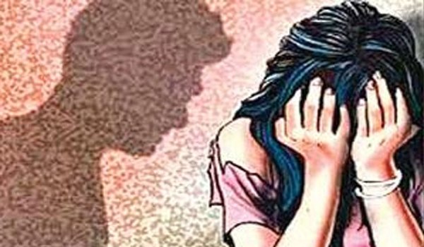 16 साल की लडकी के साथ दो युवकों किया गैंगरेप 16 साल की लडकी के साथ दो युवकों किया गैंगरेप