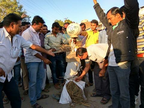 rajpurohit samaj burn effigy of lumbaram chaudhari