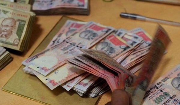 घर खरीदने आई महिला से पुलिस वालों ने 8 लाख रुपए लूटे