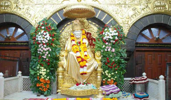 शिर्डी साईं बाबा को 18 लाख का सिंहासन अर्पित शिर्डी साईं बाबा को 18 लाख का सिंहासन अर्पित