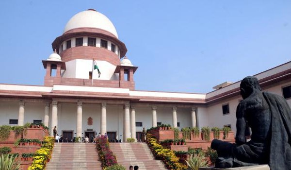 नोटों पर बैन के खिलाफ सुप्रीम कोर्ट में याचिका, मंगलवार को सुनवाई नोटों पर बैन के खिलाफ सुप्रीम कोर्ट में याचिका, मंगलवार को सुनवाई