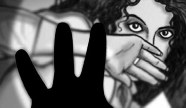 छात्रा ने शिक्षक पर लगाया रेप का आरोप, पिटाई के बाद गिरफ्तारी छात्रा ने शिक्षक पर लगाया रेप का आरोप, पिटाई के बाद गिरफ्तारी