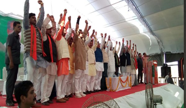 कांग्रेस को बड़ा झटका, पूर्व जिला अध्यक्ष समेत कई कांग्रेसी भाजपा में शामिल कांग्रेस को बड़ा झटका, पूर्व जिला अध्यक्ष समेत कई कांग्रेसी भाजपा में शामिल