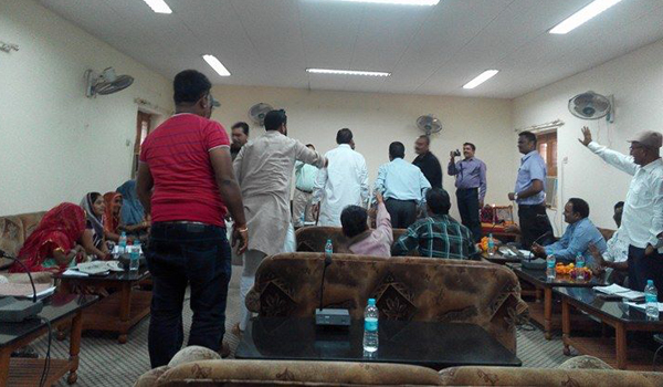 भाजपा पार्षद ने भाजपा बोर्ड को गंदगी पर आडे हाथों लिया भाजपा पार्षद ने भाजपा बोर्ड को गंदगी पर आडे हाथों लिया