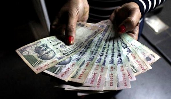 मंत्री की जनसुनवाई में युवती ने मांगे शादी के लिए छोटे नोट मंत्री की जनसुनवाई में युवती ने मांगे शादी के लिए छोटे नोट
