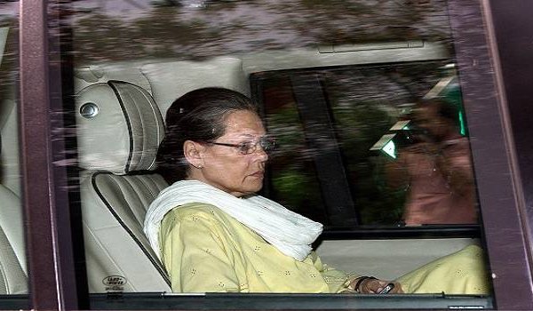 बुखार की वजह से सोनिया गांधी गंगाराम अस्पताल में भर्ती बुखार की वजह से सोनिया गांधी गंगाराम अस्पताल में भर्ती