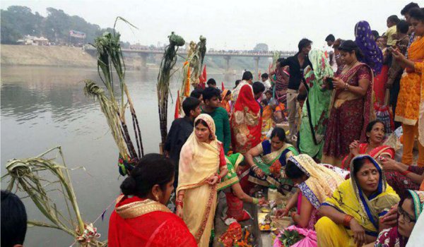 डाला छठ : व्रती महिलाओं ने अस्ताचलगामी सूर्य को दिया पहला अर्घ्य