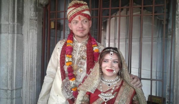 स्वीडन के निकोलस ने बनारस में सनातनी परम्परा से रचाई शादी