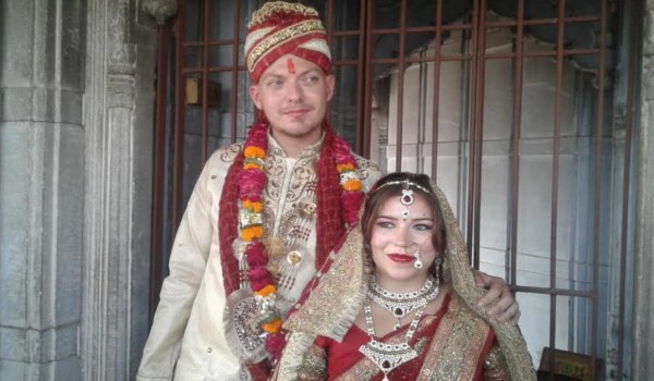 स्वीडन के निकोलस ने बनारस में सनातनी परम्परा से रचाई शादी स्वीडन के निकोलस ने बनारस में सनातनी परम्परा से रचाई शादी