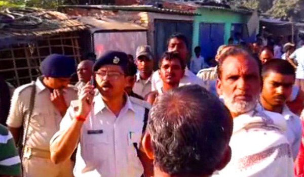 बिहार के दरभंगा में चाय दुकान में घुसा ट्रक, तीन की मौत बिहार के दरभंगा में चाय दुकान में घुसा ट्रक, तीन की मौत