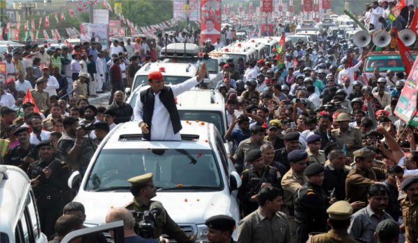 अखिलेश यादव की रथ यात्रा चुनावी अभियान के रोड शो में तब्दील अखिलेश यादव की रथ यात्रा चुनावी अभियान के रोड शो में तब्दील