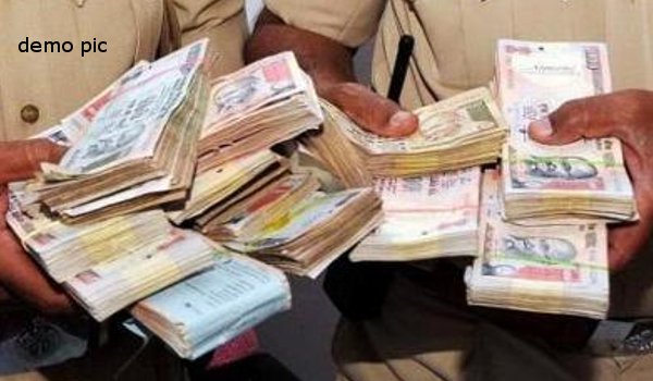 वर्धा में राकांपा उम्मीदवार कोठारी की गाड़ी में मिला 3.36 लाख नगद वर्धा में राकांपा उम्मीदवार कोठारी की गाड़ी में मिला 3.36 लाख नगद