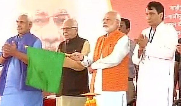 गाजीपुर में पीएम मोदी ने कई रेल प्रॉजेक्ट्स लॉन्च किए गाजीपुर में पीएम मोदी ने कई रेल प्रॉजेक्ट्स लॉन्च किए