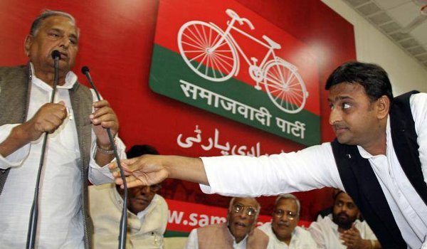 टिकट बंटवारे में अखिलेश को झटका, करीबी मंत्रियों की छिनी सीट टिकट बंटवारे में अखिलेश को झटका, करीबी मंत्रियों की छिनी सीट
