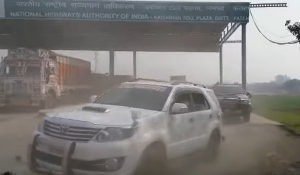 प्रशासन को बाहुबली अतिक अहमद का ठेंगा, सैकड़ों वाहनों से पहुंचे कानपुर प्रशासन को बाहुबली अतिक अहमद का ठेंगा, सैकड़ों वाहनों से पहुंचे कानपुर