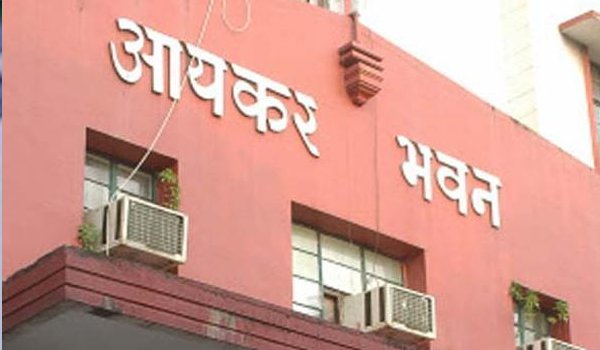तीन बैंक, 16 संस्थान आयकर की जांच में फंसे प्रकरण दर्ज तीन बैंक, 16 संस्थान आयकर की जांच में फंसे प्रकरण दर्ज