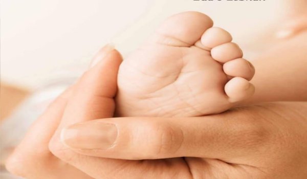 बच्ची को रास्ते में फेंकते समय पकड़ी गई मां बच्ची को रास्ते में फेंकते समय पकड़ी गई मां