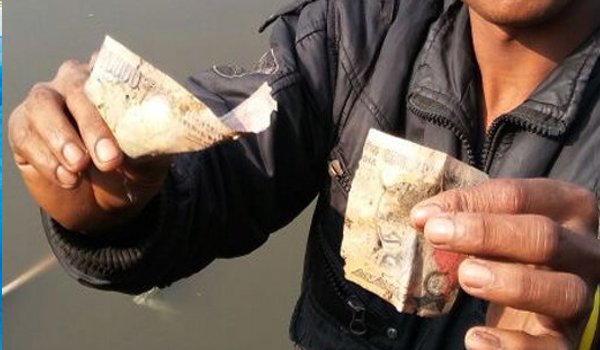old currency notes found in lucknow Kukrail drain