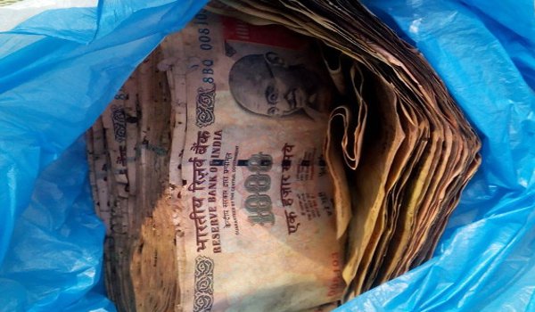 लखनऊ : कुकरैल नाले में बहते मिले लाखों रुपए के पुराने नोट लखनऊ : कुकरैल नाले में बहते मिले लाखों रुपए के पुराने नोट