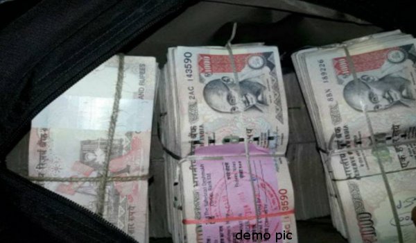नासिक में थ्री स्टार होटल से करोड़ों रुपए के पुराने-नए नोट जब्त