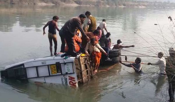 सीतापुर : नहर में गिरी प्राइवेट बस, 9 यात्रियों की मौत