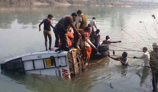 सीतापुर : नहर में गिरी प्राइवेट बस, 9 यात्रियों की मौत सीतापुर : नहर में गिरी प्राइवेट बस, 9 यात्रियों की मौत