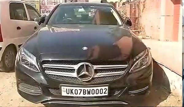 दिल्ली : मर्सिडीज कार में लडकी को मारी गोली, दोस्त अरेस्ट दिल्ली : मर्सिडीज कार में लडकी को मारी गोली, दोस्त अरेस्ट