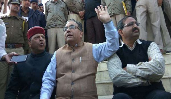 भाजपा के निलंबित विधायक विधानसभा में धरने पर बैठे भाजपा के निलंबित विधायक विधानसभा में धरने पर बैठे