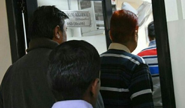 दिल्ली के स्वास्थ्य मंत्री सत्येंद्र जैन के ओएसडी के दफ्तर पर सीबीआई की रेड