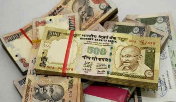 शुक्रवार से सिर्फ बैंकों में जमा होंगे 500 और 1000 के नोट शुक्रवार से सिर्फ बैंकों में जमा होंगे 500 और 1000 के नोट