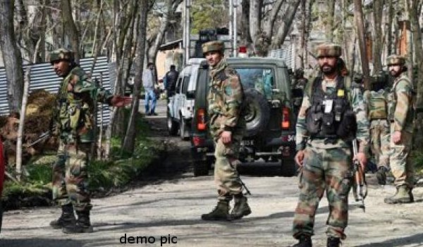 लश्कर कमांडर अबु दुजाना सुरक्षाबलों के घेरे में, मुठभेड़ जारी लश्कर कमांडर अबु दुजाना सुरक्षाबलों के घेरे में, मुठभेड़ जारी