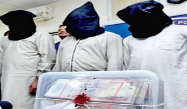 6 लाख के जाली नोट बरामद, एनआरआई समेत तीन अरेस्ट 6 लाख के जाली नोट बरामद, एनआरआई समेत तीन अरेस्ट