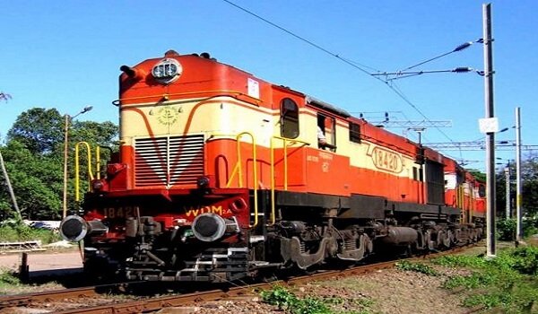 दिल्ली : कोहरे के चलते शनिवार को 125 ट्रेनें लेट, 13 रद्द