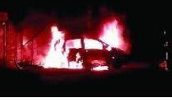 अलवर : चलती कार में लगी आग, यात्री सुरक्षित