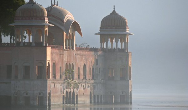 घने कोहरे के आगोश में जयपुर, जनजीवन प्रभावित
