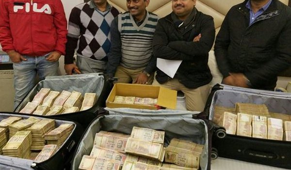 दिल्ली में एक होटल में 3.25 करोड़ रुपए के साथ 5 को पकडा दिल्ली में एक होटल में 3.25 करोड़ रुपए के साथ 5 को पकडा