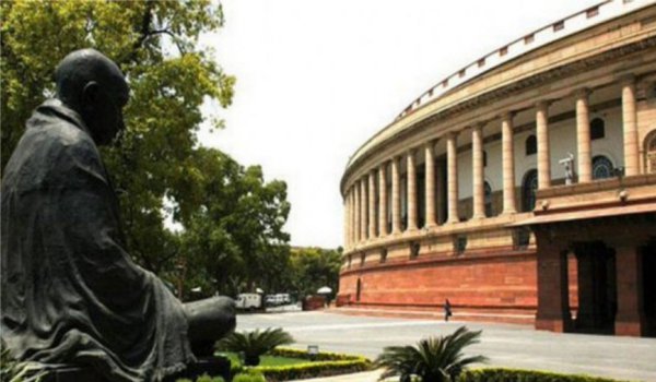 सोमवार को संसद का माहौल गरमाने के आसार, कांग्रेस ने जारी किया व्हिप