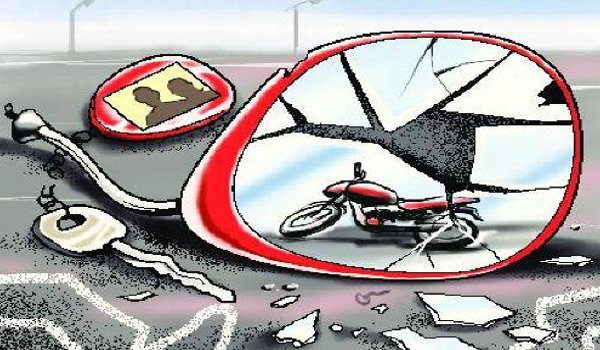 बिजली के खंभे से मोटर साइकिल टकराई, एक की मौत बिजली के खंभे से मोटर साइकिल टकराई, एक की मौत