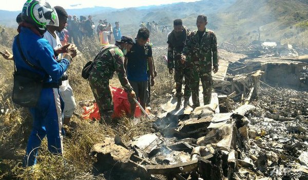 इंडोनेशिया वायुसेना का विमान दुर्घटनाग्रस्त, 13 मरे