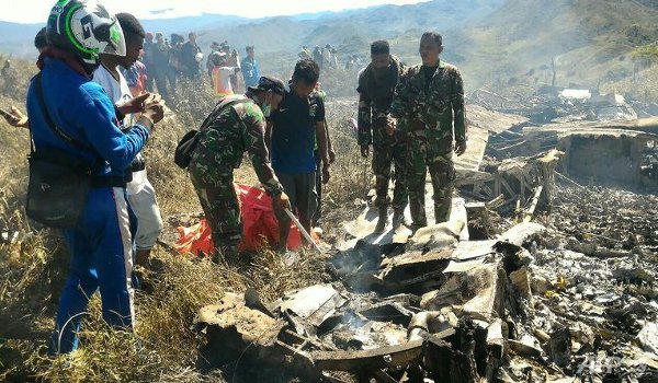 इंडोनेशिया वायुसेना का विमान दुर्घटनाग्रस्त, 13 मरे इंडोनेशिया वायुसेना का विमान दुर्घटनाग्रस्त, 13 मरे